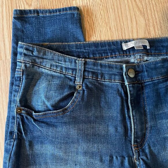 DownEast Womens denim jeans size 10
Back pockets zip
5” bottom hem
Pre-owned - Picture 2 of 8